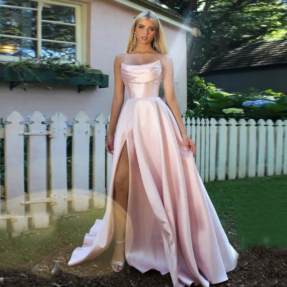 Vestido de Festa em Cetim com Bolsos, Tomara Que Caia e Modelagem Evasê