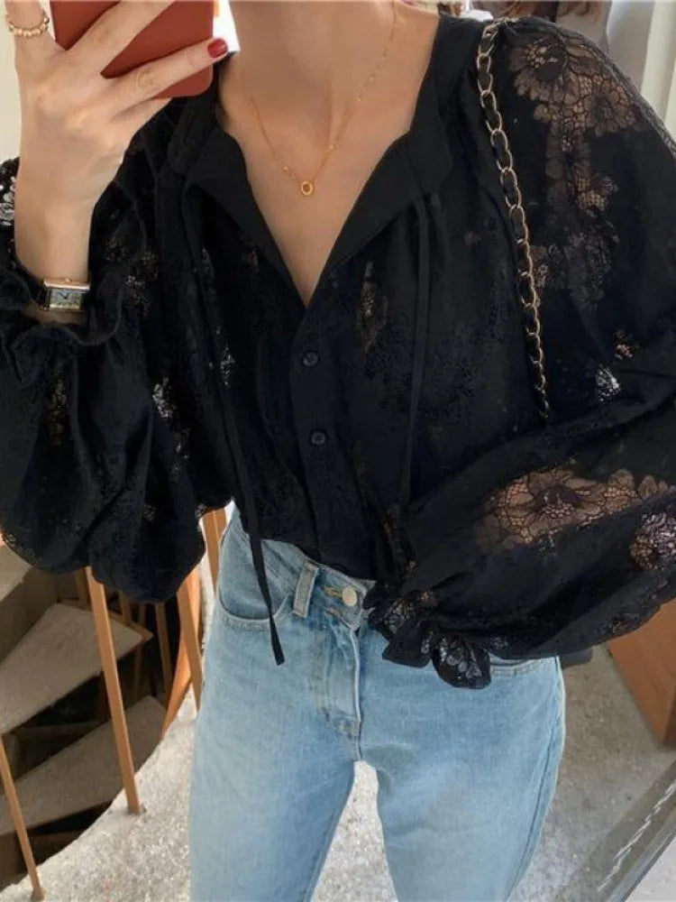 2025 Blusas de renda de manga comprida para mulheres Camisas soltas de outono com decote em V Bordado pesado Ver através de tops vintage