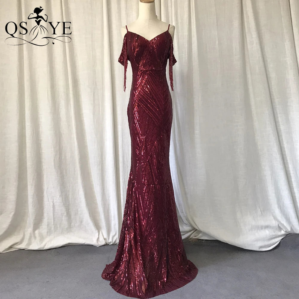 Vestido de Festa Dourado com Lantejoulas, Renda e Modelagem Sereia