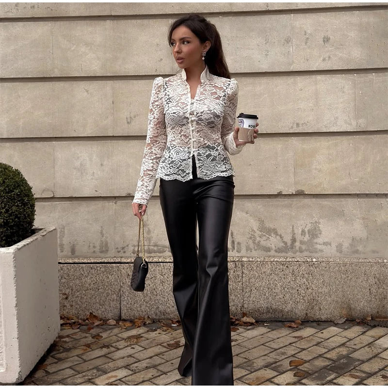 Camisa Feminina com Renda e Estampa Floral – Vintage