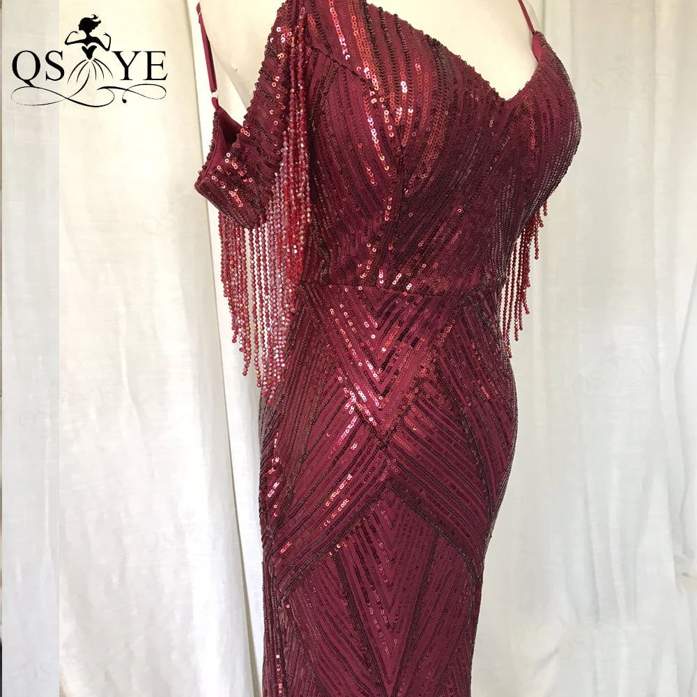 Vestido de Festa Dourado com Lantejoulas, Renda e Modelagem Sereia