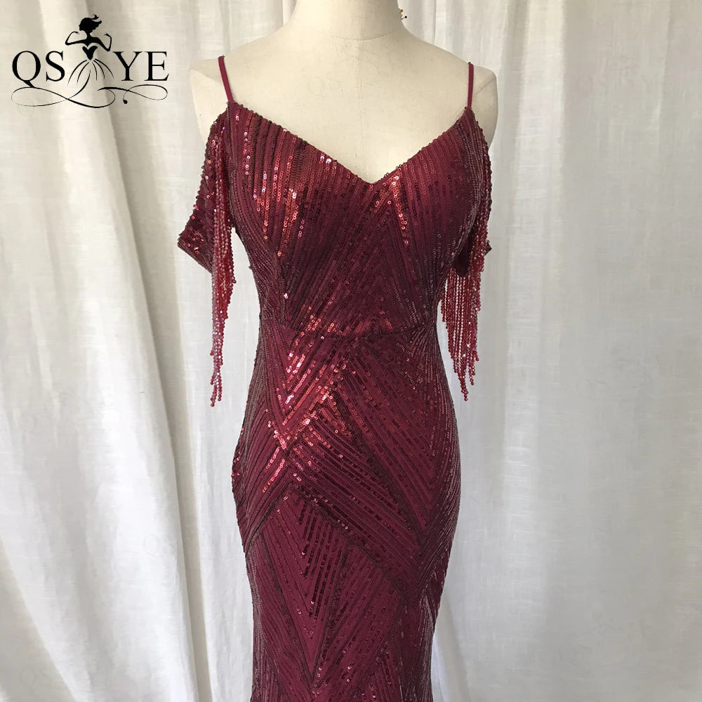 Vestido de Festa Dourado com Lantejoulas, Renda e Modelagem Sereia