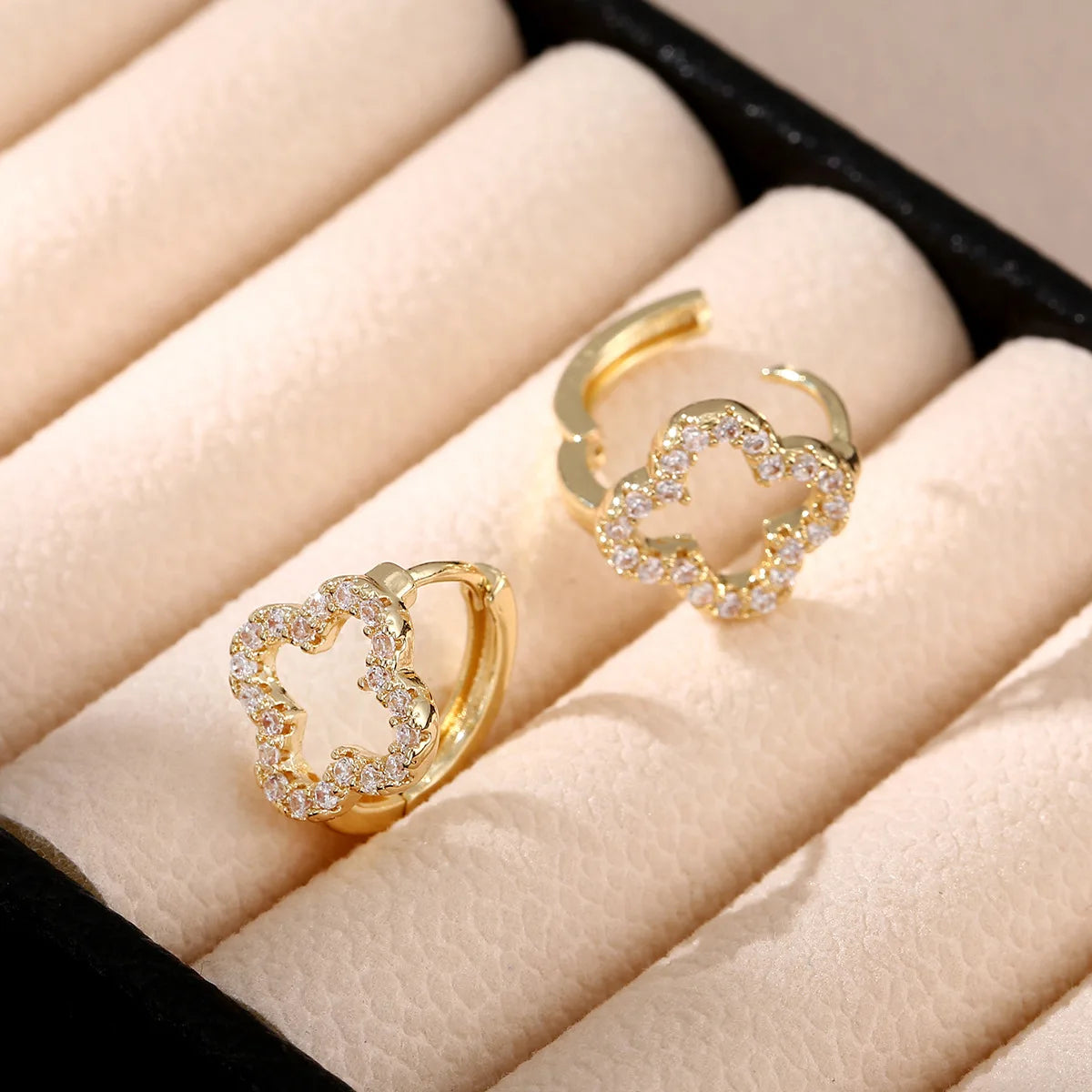 Brincos Femininos Florais em Aço Inoxidável Banhados a Prata