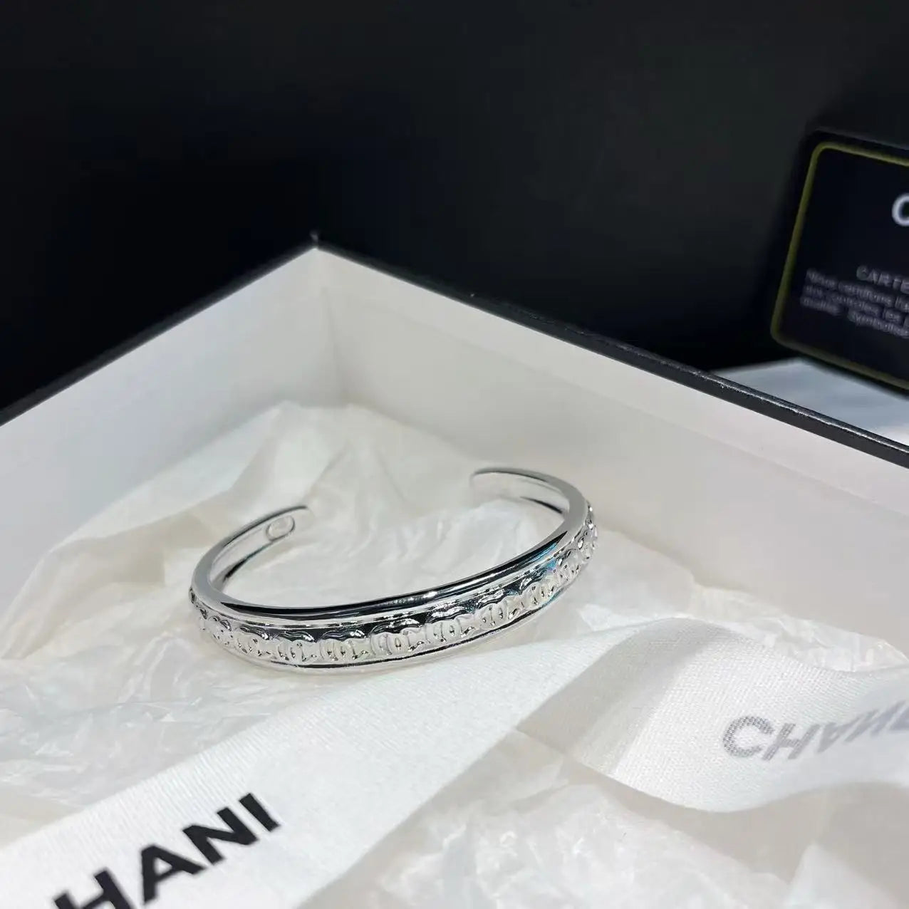 Pulseira Feminina Dourada Vazadacom Esmalte Colorido – Estilo Luxo Elegante