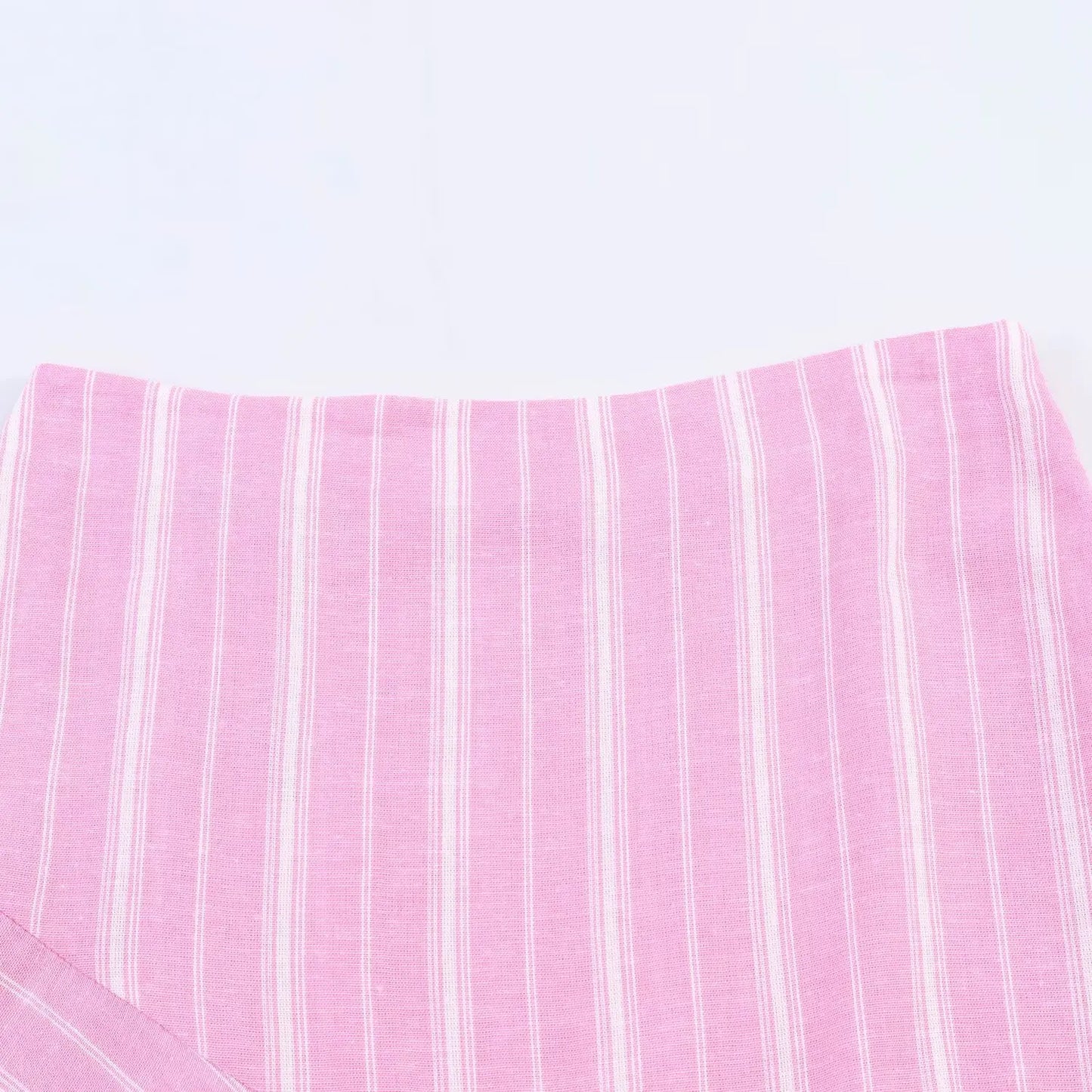 Conjunto social (2 Peças): Camisa Listrada Rosa Oversized de Manga Longa e Saia Midi Plissada com Recorte e Zíper