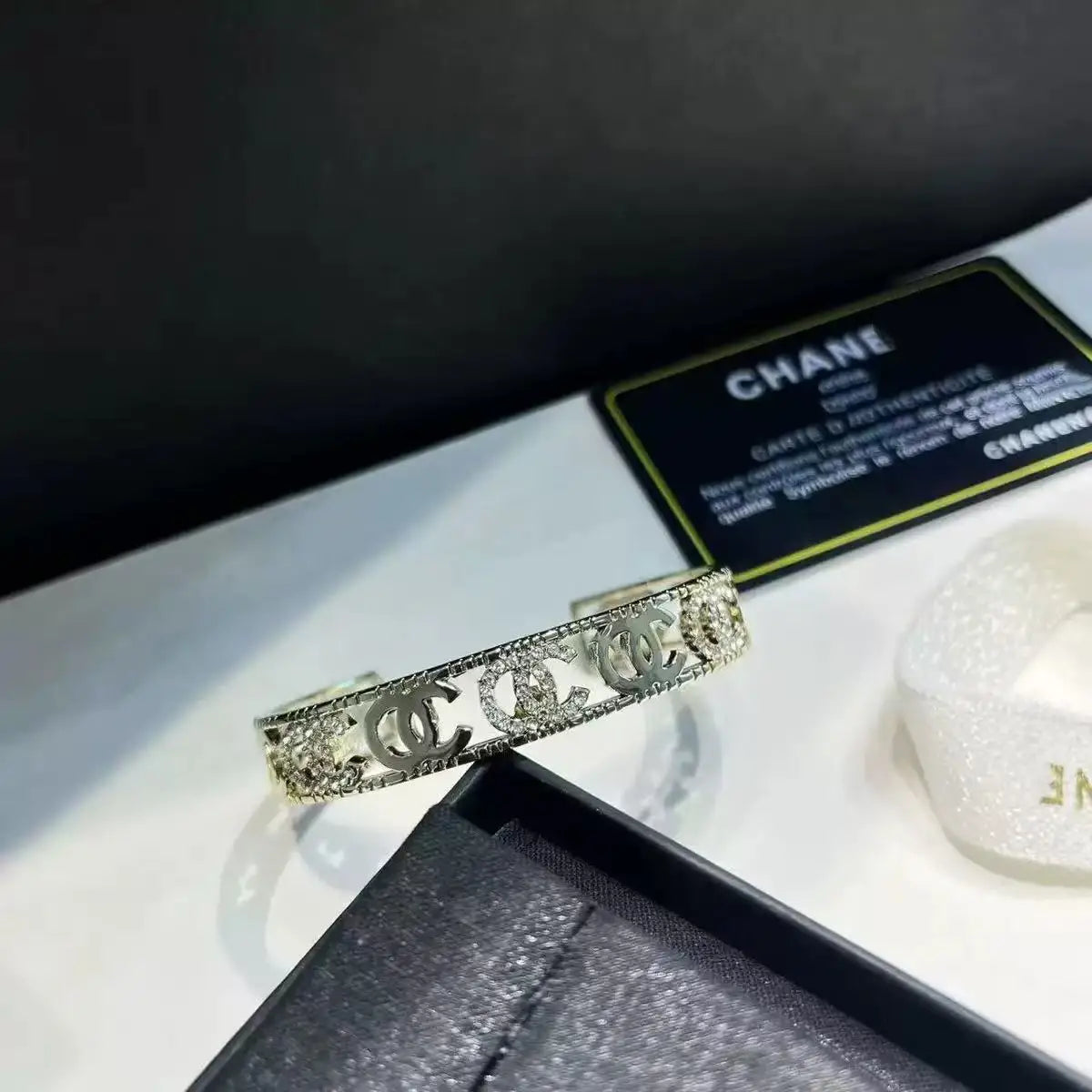 Pulseira Feminina Dourada Vazadacom Esmalte Colorido – Estilo Luxo Elegante