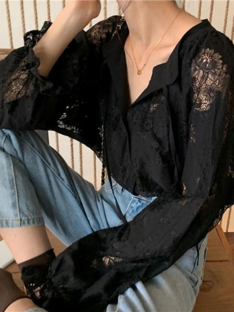 2025 Blusas de renda de manga comprida para mulheres Camisas soltas de outono com decote em V Bordado pesado Ver através de tops vintage