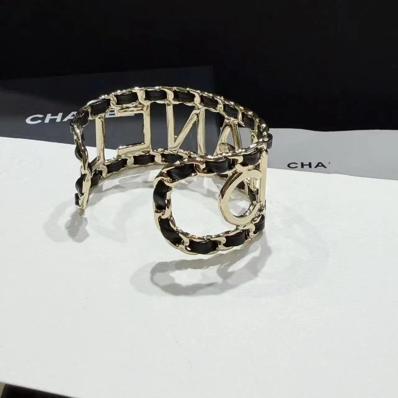 Pulseira Feminina Dourada Vazadacom Esmalte Colorido – Estilo Luxo Elegante