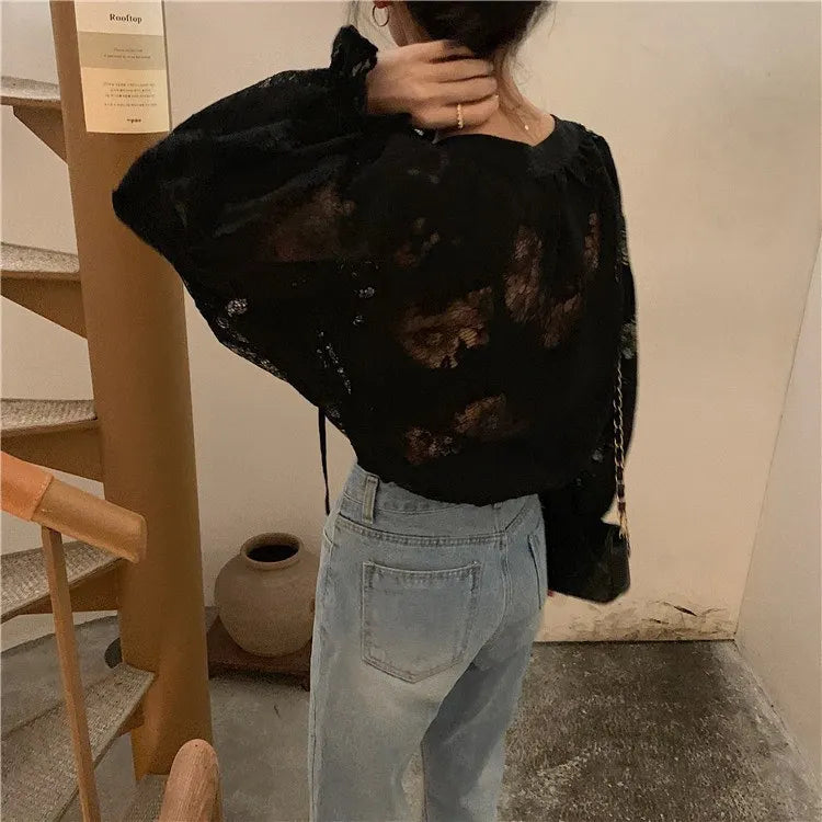 2025 Blusas de renda de manga comprida para mulheres Camisas soltas de outono com decote em V Bordado pesado Ver através de tops vintage