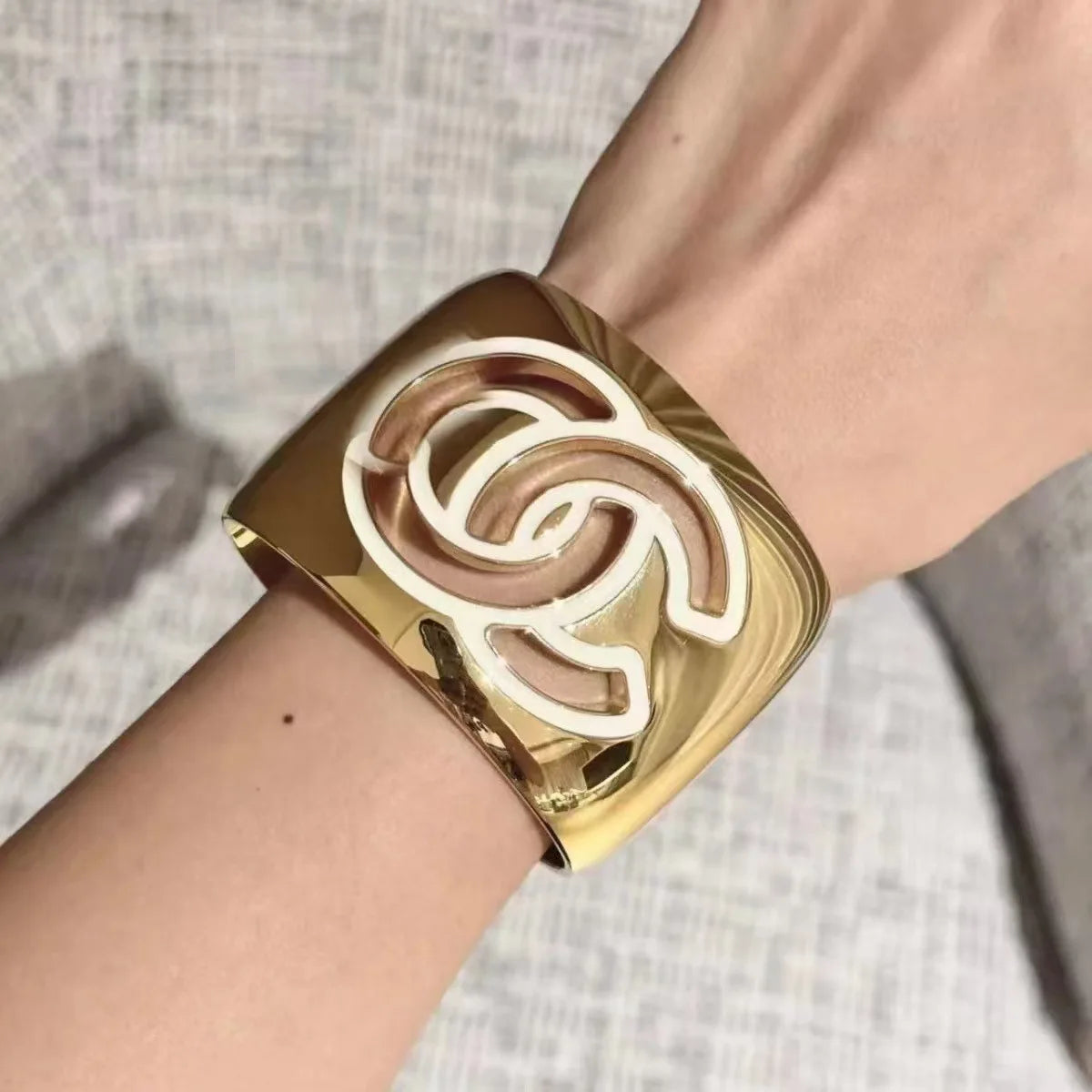 Pulseira Feminina Dourada Vazadacom Esmalte Colorido – Estilo Luxo Elegante