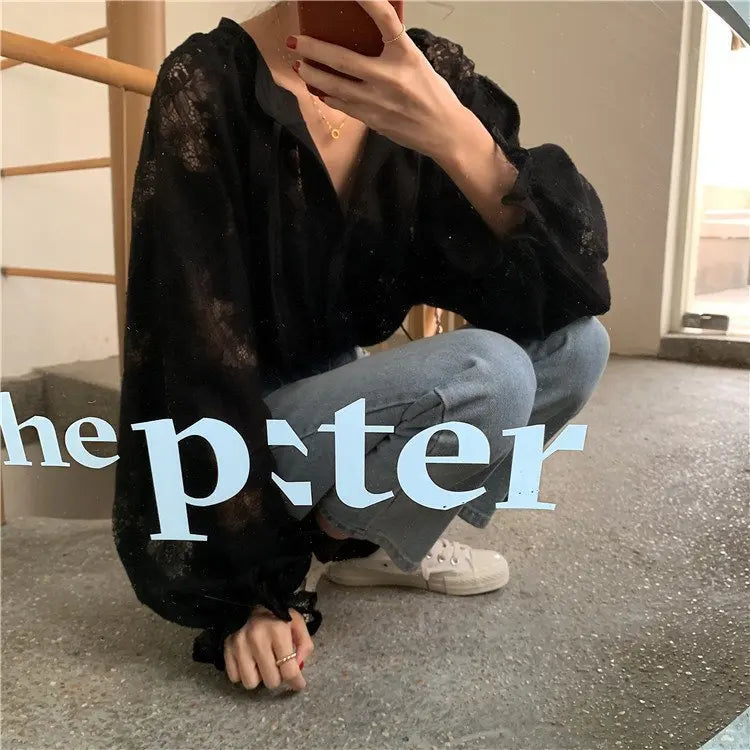 2025 Blusas de renda de manga comprida para mulheres Camisas soltas de outono com decote em V Bordado pesado Ver através de tops vintage