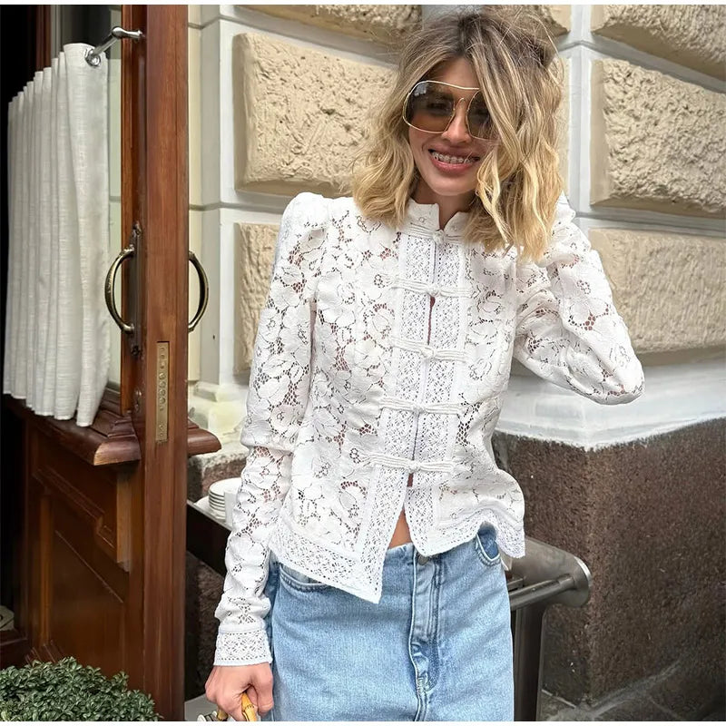 Camisa Feminina com Renda e Estampa Floral – Vintage