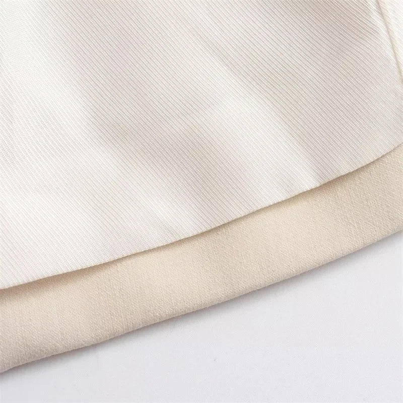 Sutiã elegante e moderno, sem alças, com abotoamento simples e cintura ajustada,  poliéster