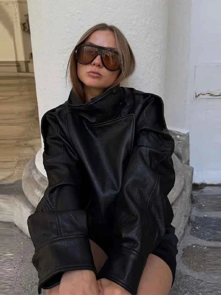 Jaqueta Couro  Marrom e Preta, Manga Longa, Gola Alta, Modelagem Ampla e Encorpada – Estilo Motoqueiro/Streetwear