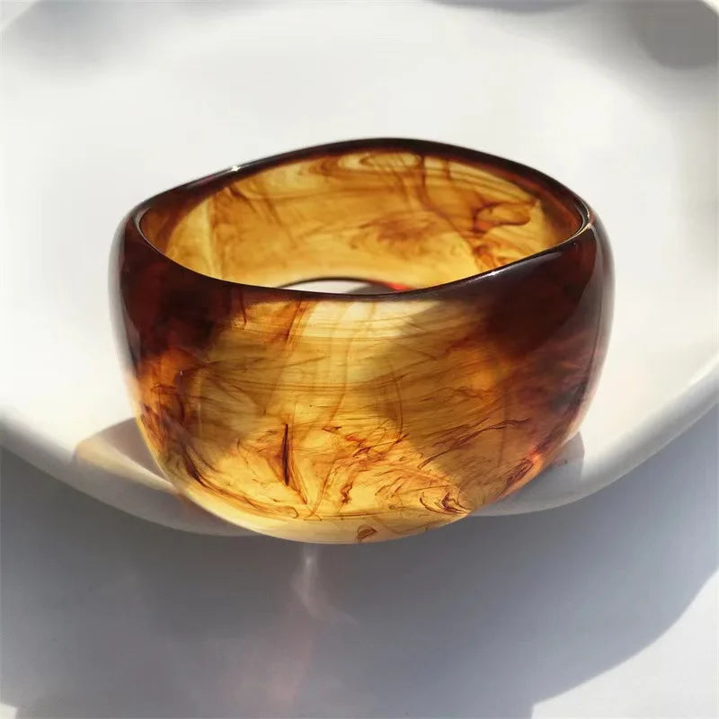 Pulseiras irregulares da moda com padrão de mármore