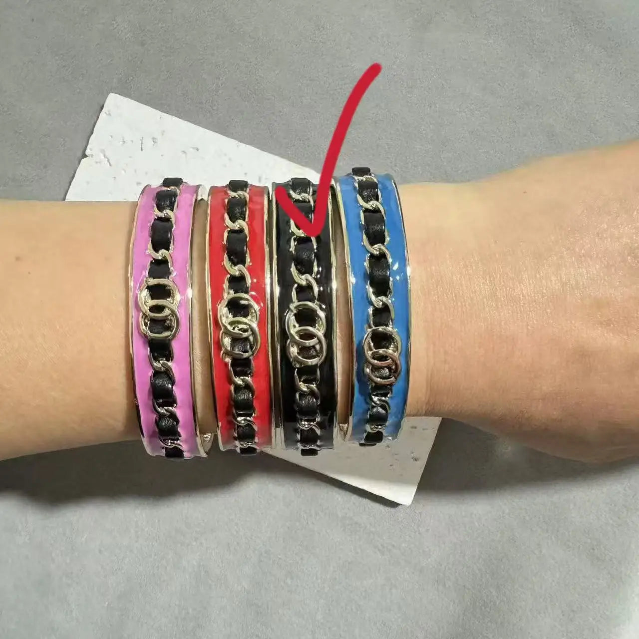 Pulseira Feminina Dourada Vazadacom Esmalte Colorido – Estilo Luxo Elegante