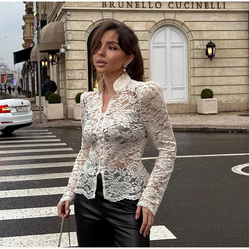 Camisa Feminina com Renda e Estampa Floral – Vintage