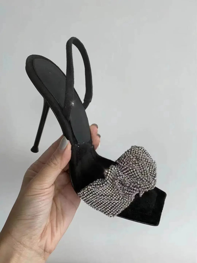 Sandálias femininas de luxo com imitação de diamante, saltos elegantes e pontudos, sandálias gladiadoras com tira traseira, sapatos de baile de verão