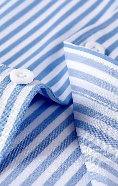 Camisa social masculina de manga comprida, estilo business casual, com listras clássicas. Resistente ao desgaste, não amassa e é fácil de cuidar.
