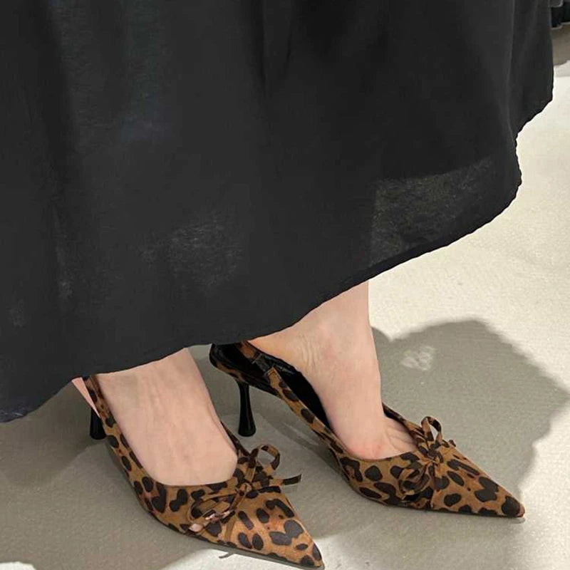 Sandálias femininas de salto alto com estampa de leopardo, bico fino, mules sem cadarço