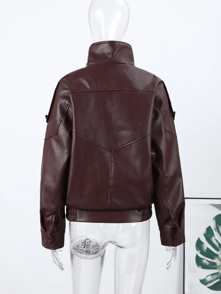 Jaqueta Couro  Marrom e Preta, Manga Longa, Gola Alta, Modelagem Ampla e Encorpada – Estilo Motoqueiro/Streetwear