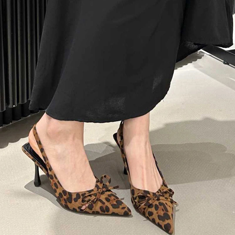 Sandálias femininas de salto alto com estampa de leopardo, bico fino, mules sem cadarço