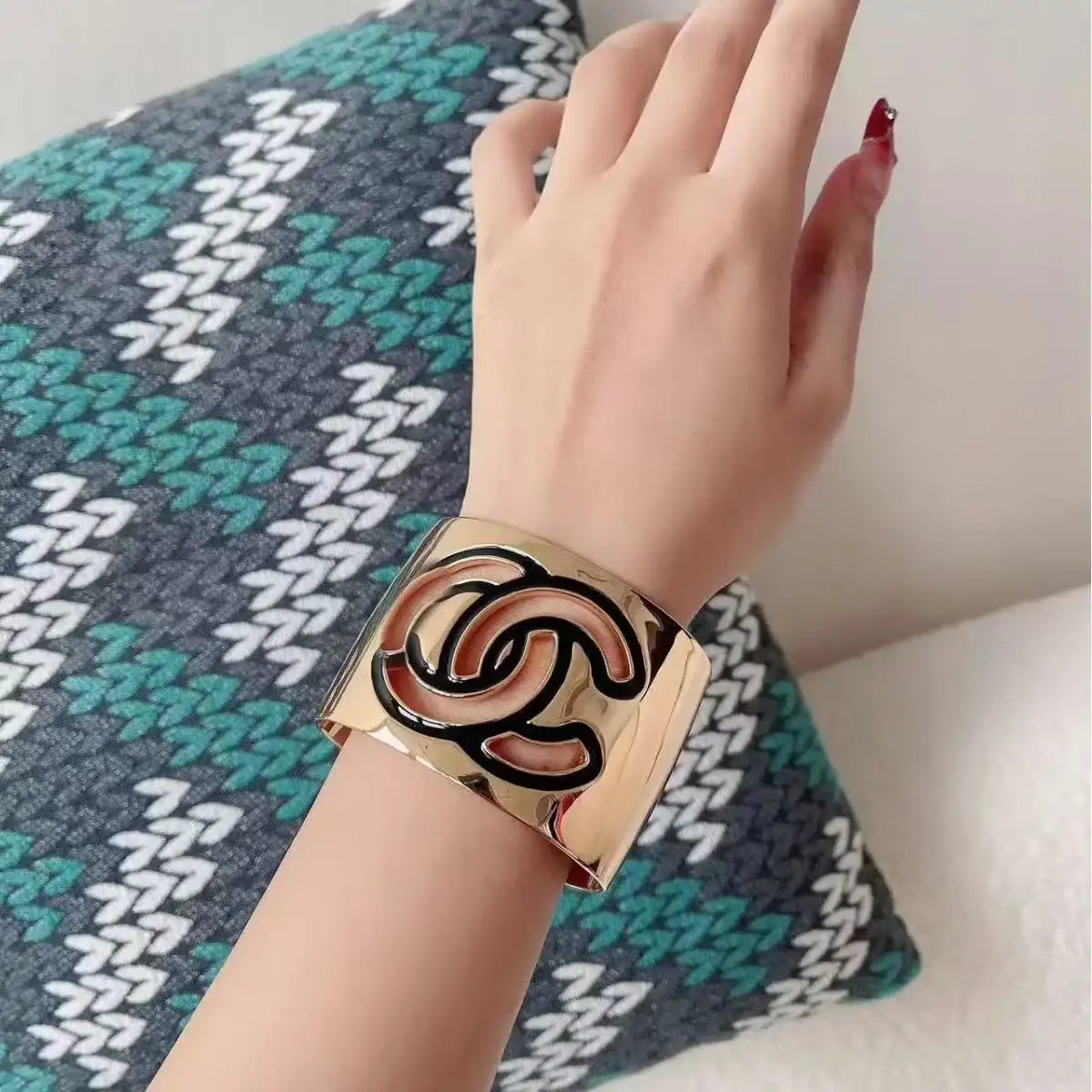 Pulseira estreita vazada com esmalte dourado, brincos coloridos e modernos, estilo clássico e visual luxuoso. Joias leves em liga metálica.