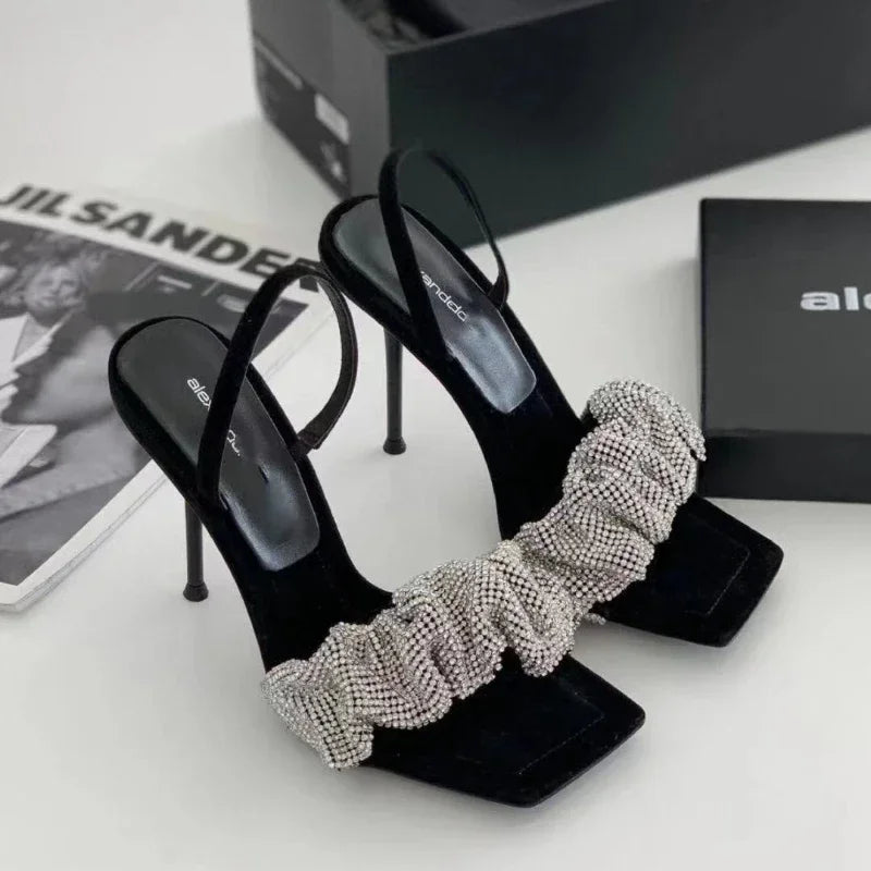 Sandálias femininas de luxo com imitação de diamante, saltos elegantes e pontudos, sandálias gladiadoras com tira traseira, sapatos de baile de verão