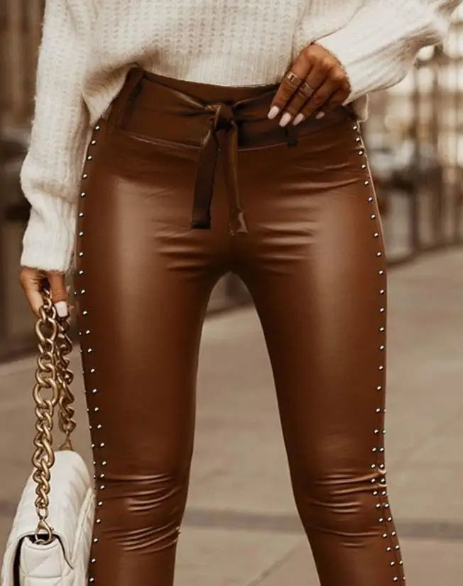 Calça skinny de couro sintético com detalhes cravejados e amarradas para mulheres da moda Cool Girl On The High Street