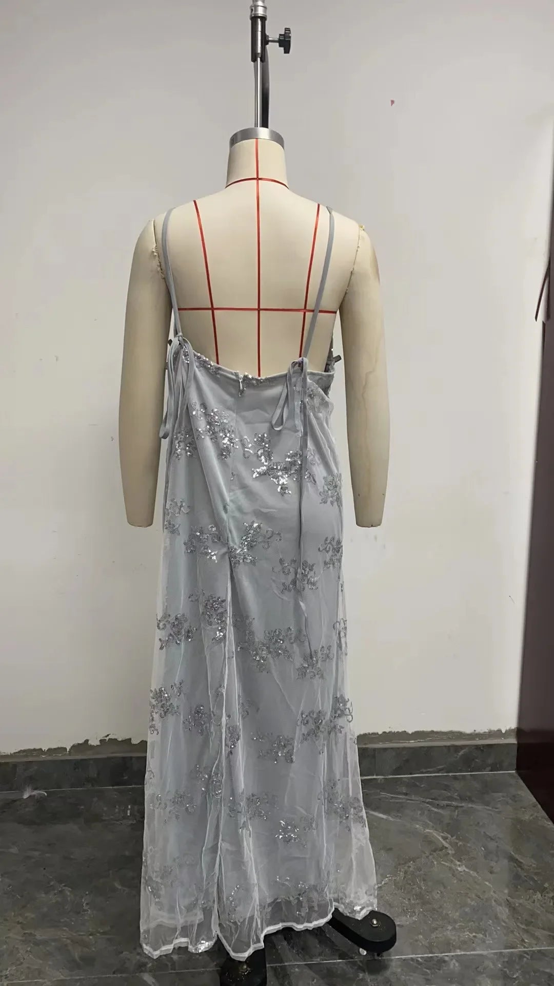 Vestido Longo de Festa com Lantejoulas e Costas Abertas – Decote V Elegante