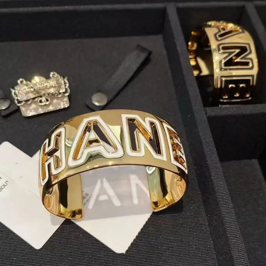 Pulseira Feminina Dourada Vazadacom Esmalte Colorido – Estilo Luxo Elegante