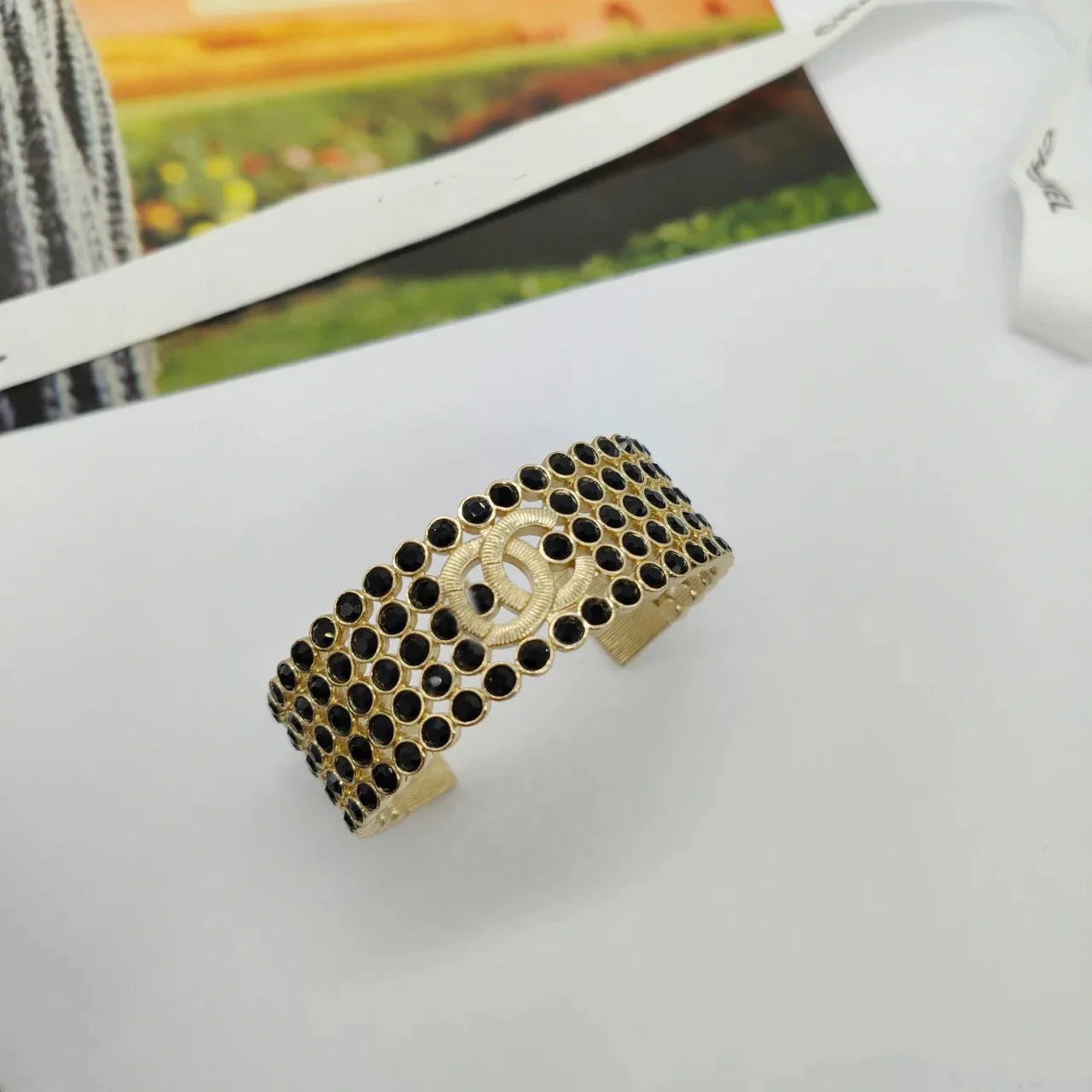 Pulseira Feminina Dourada Vazadacom Esmalte Colorido – Estilo Luxo Elegante