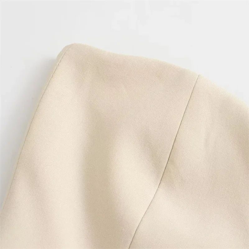 Sutiã elegante e moderno, sem alças, com abotoamento simples e cintura ajustada,  poliéster