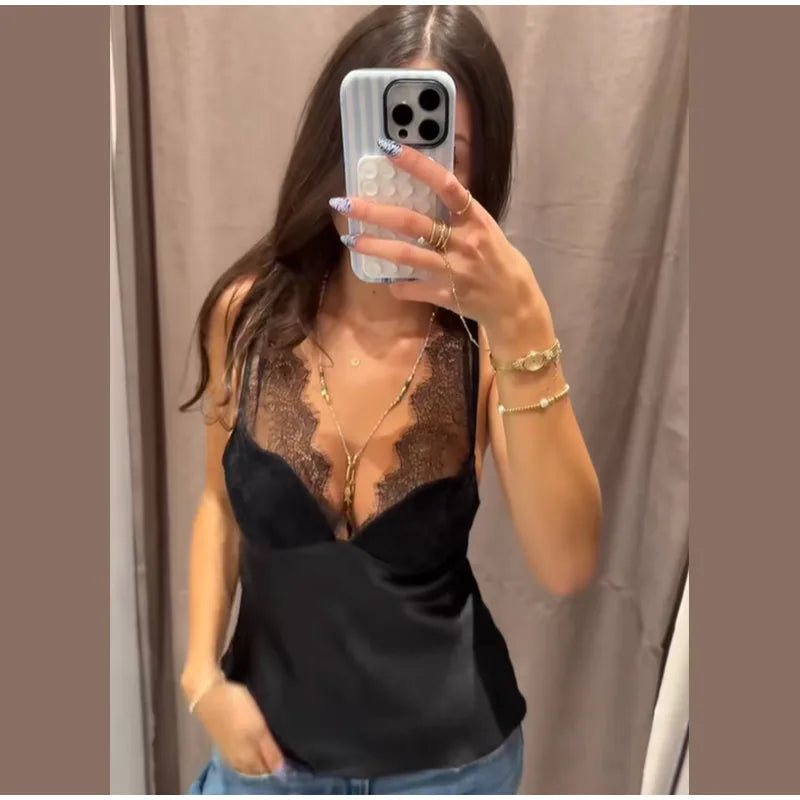 Camisa Feminina com Renda e Estampa Floral – Vintage
