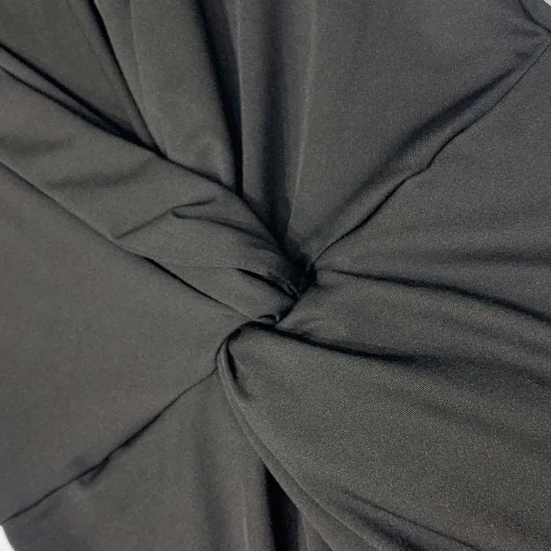 Vestido com Fenda e Decote em V