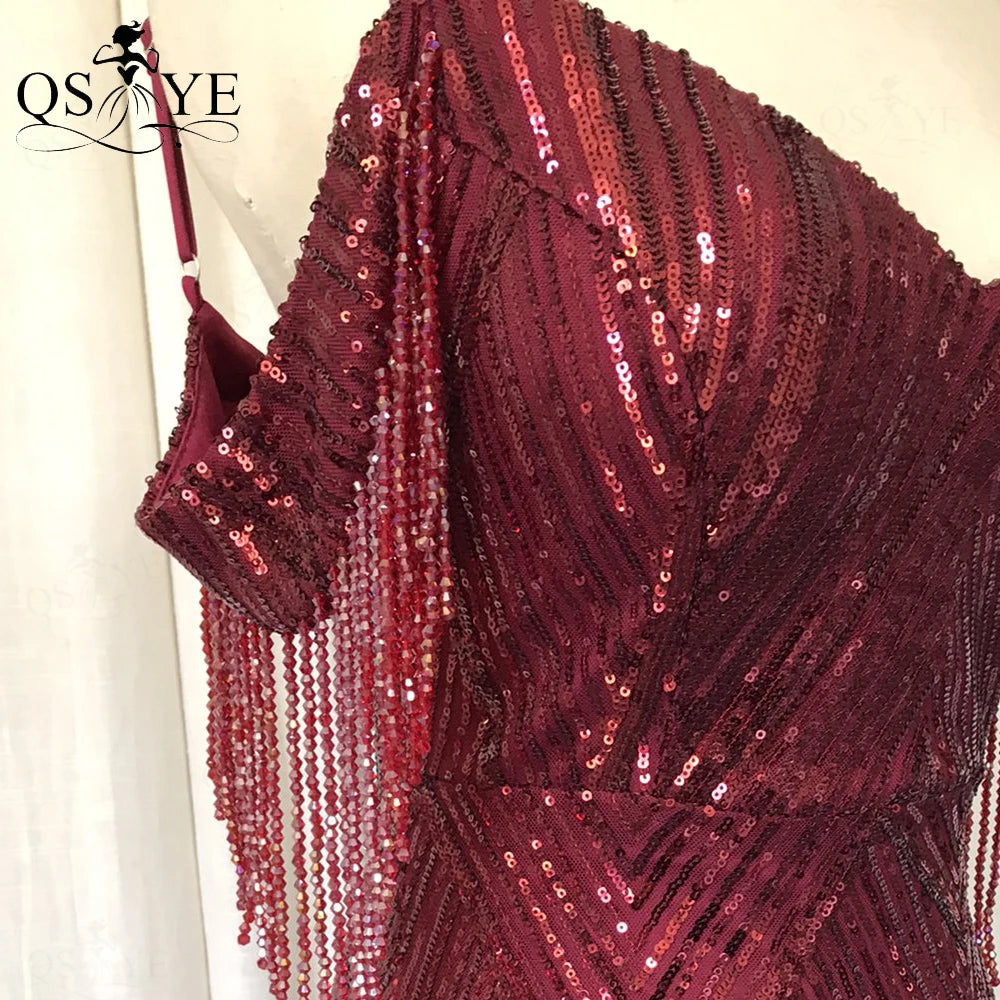 Vestido de Festa Dourado com Lantejoulas, Renda e Modelagem Sereia