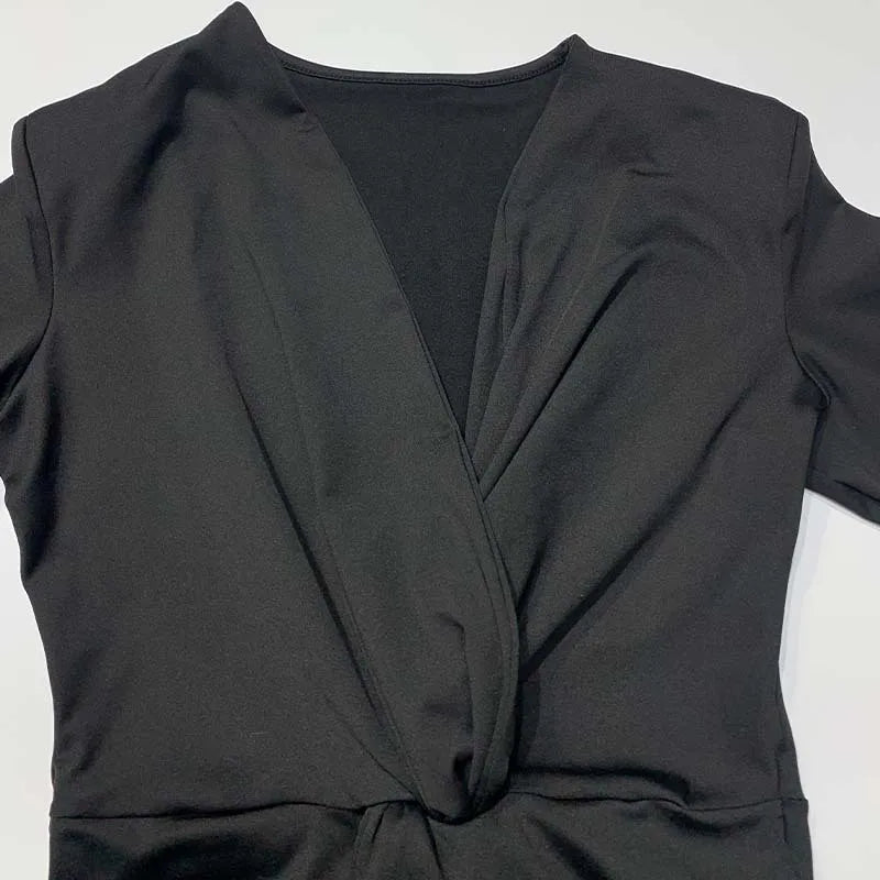 Vestido com Fenda e Decote em V
