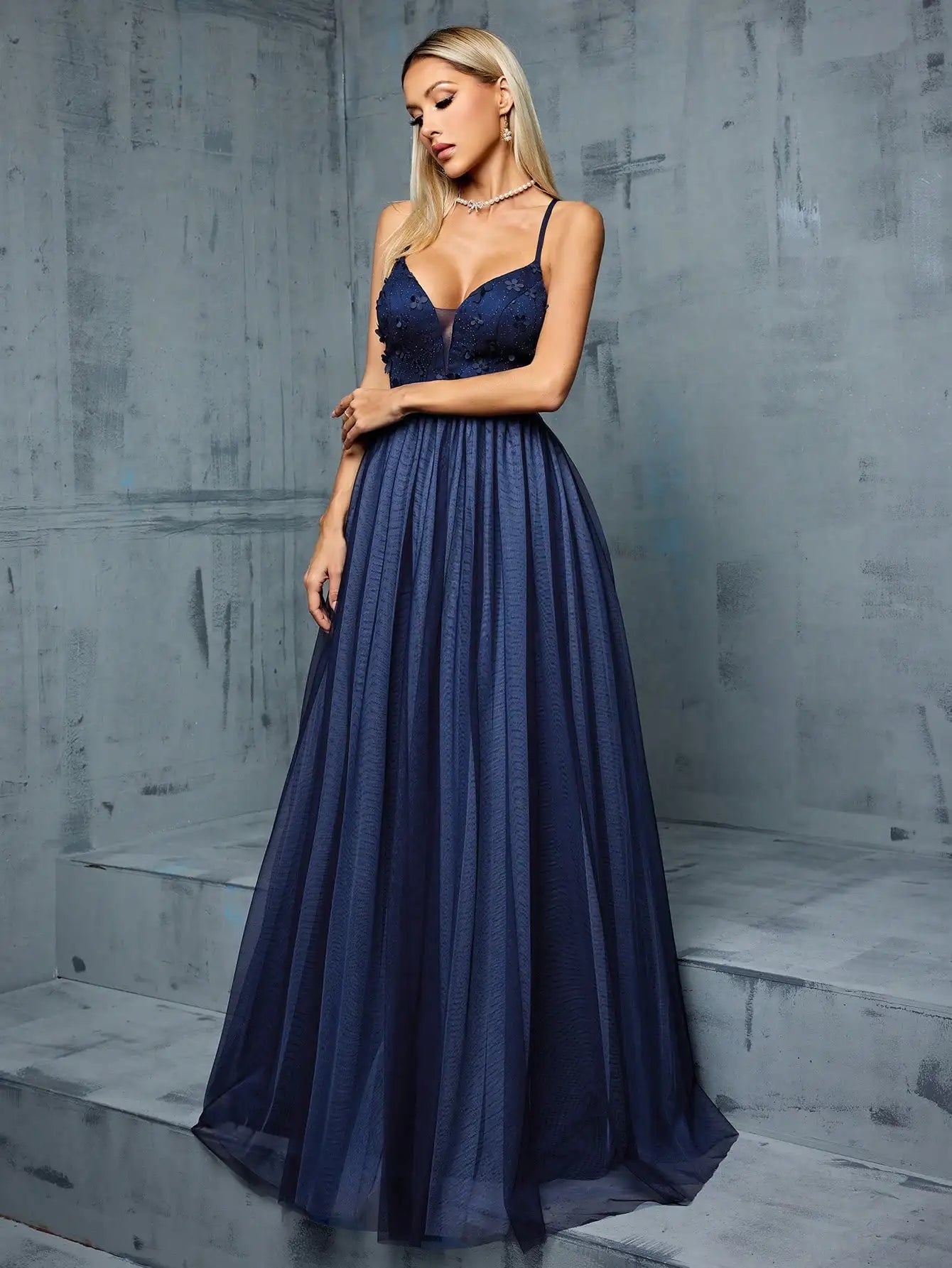 Vestido longo decote em V sexy alça traseira tridimensional bordado floral patchwork malha cor contraste saia longa