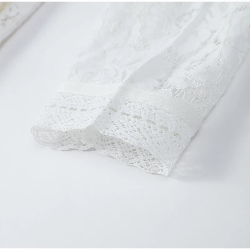 Camisa Feminina com Renda e Estampa Floral – Vintage