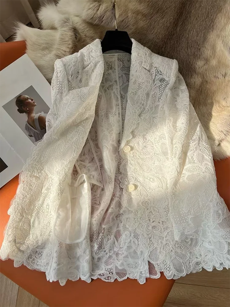 Vestido Preto com Renda, Estampa Floral e sem Mangas