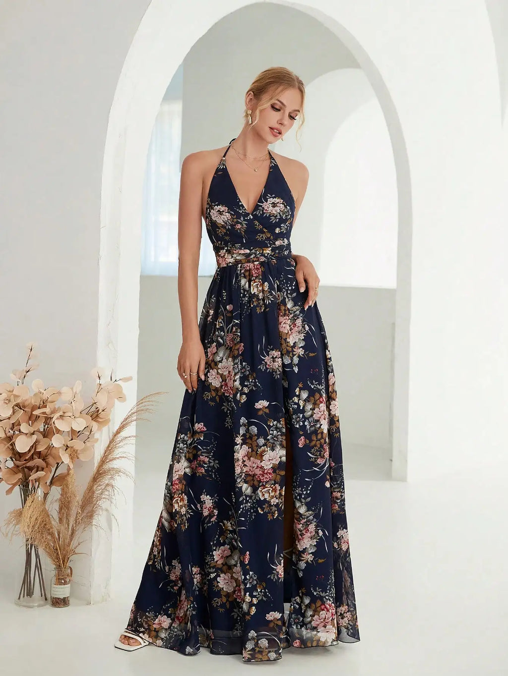 Vestido flores delicadas em v profundo com alças, halter split