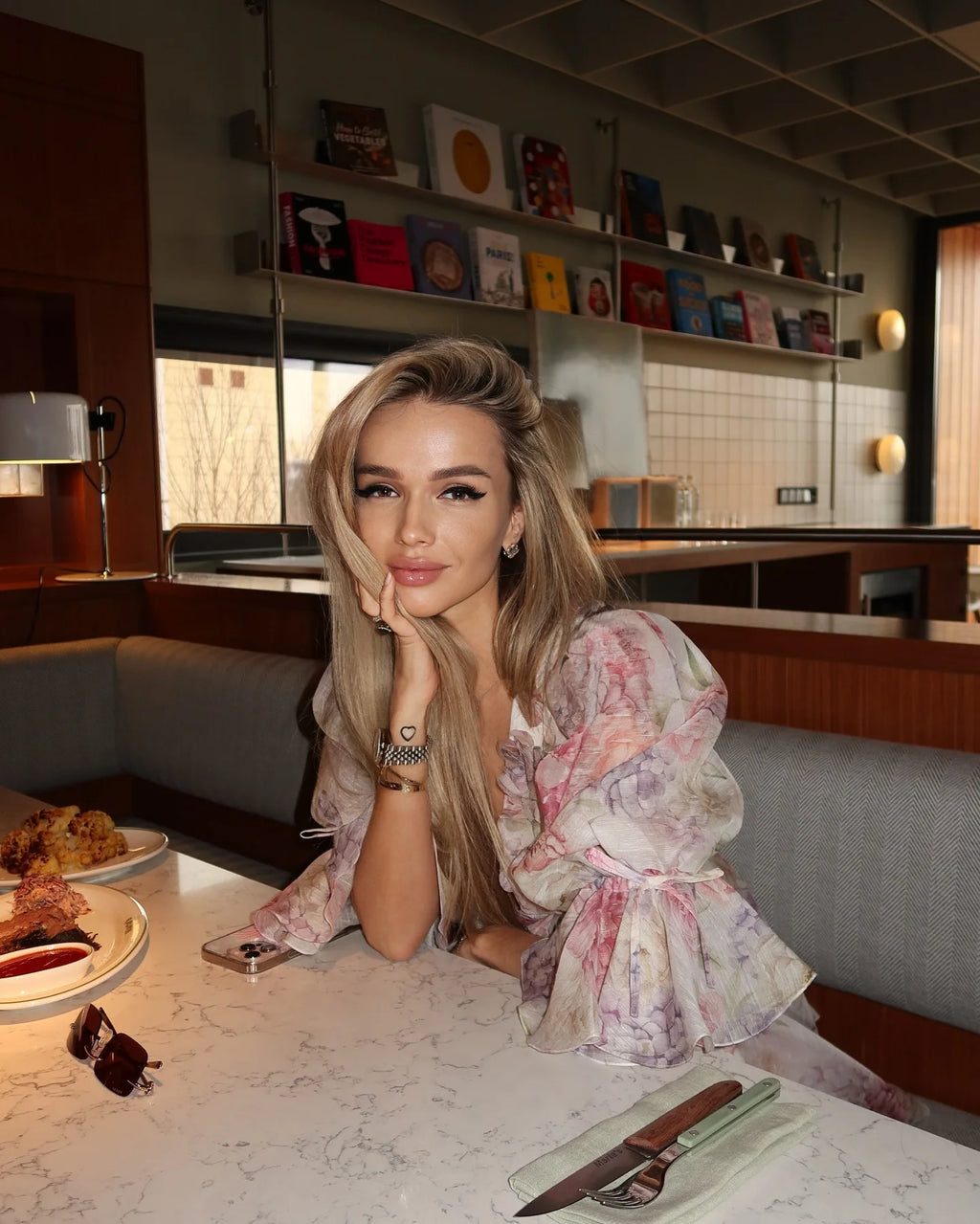 Vestido curto feminino com estampa rosa doce e babados, elegante, manga bufante, decote em V, chiffon, robe curto, verão 2025, vestidos de festa chiques para mulheres