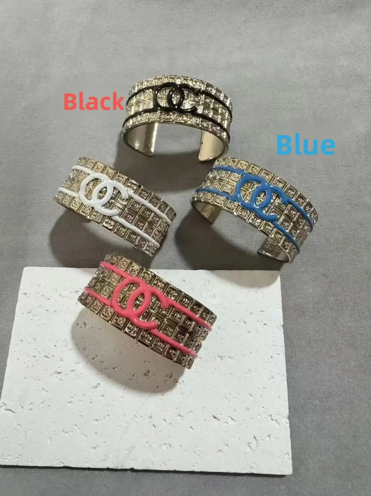 Pulseira estreita vazada com esmalte dourado, brincos coloridos e modernos, estilo clássico e visual luxuoso. Joias leves em liga metálica.