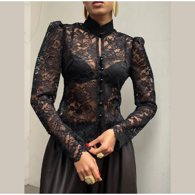 Camisa Feminina com Renda e Estampa Floral – Vintage