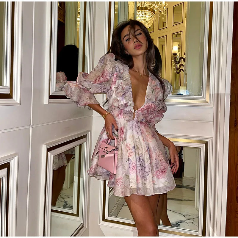 Vestidos curtos femininos com estampa tie-dye e decote em V profundo, manga flare, estampa slim, várias pregas,