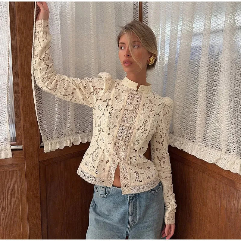 Camisa Feminina com Renda e Estampa Floral – Vintage