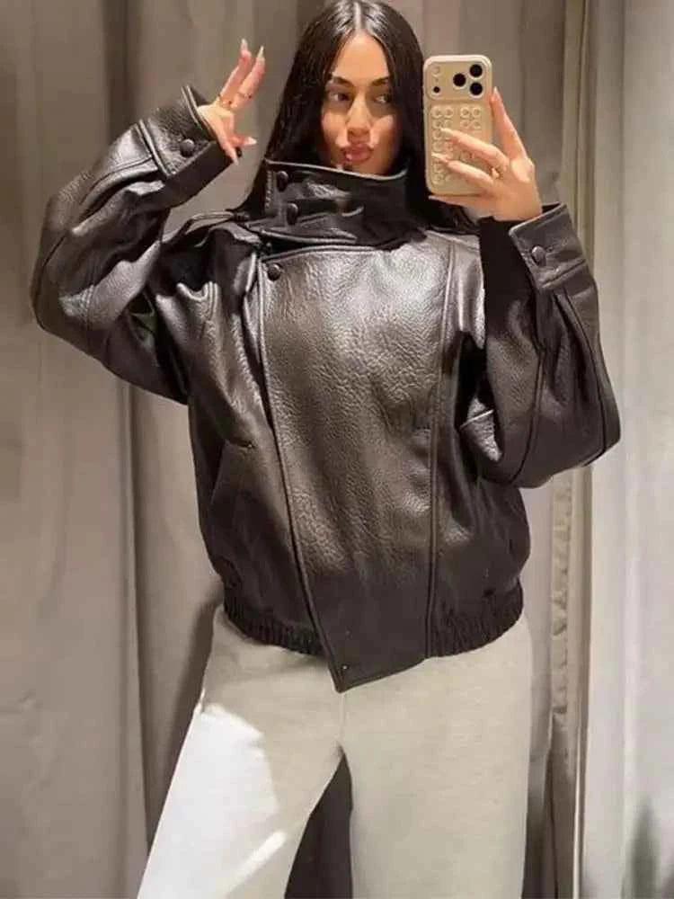 Jaqueta Couro  Marrom e Preta, Manga Longa, Gola Alta, Modelagem Ampla e Encorpada – Estilo Motoqueiro/Streetwear