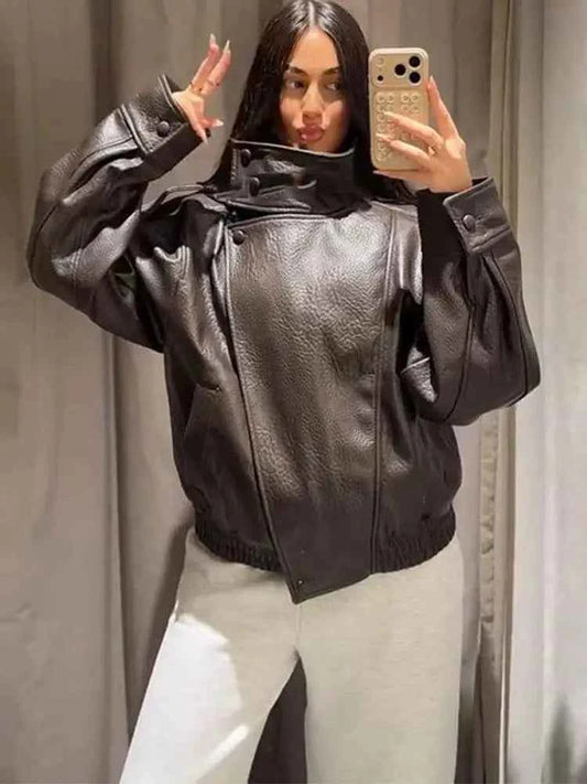 Jaqueta Couro  Marrom e Preta, Manga Longa, Gola Alta, Modelagem Ampla e Encorpada – Estilo Motoqueiro/Streetwear