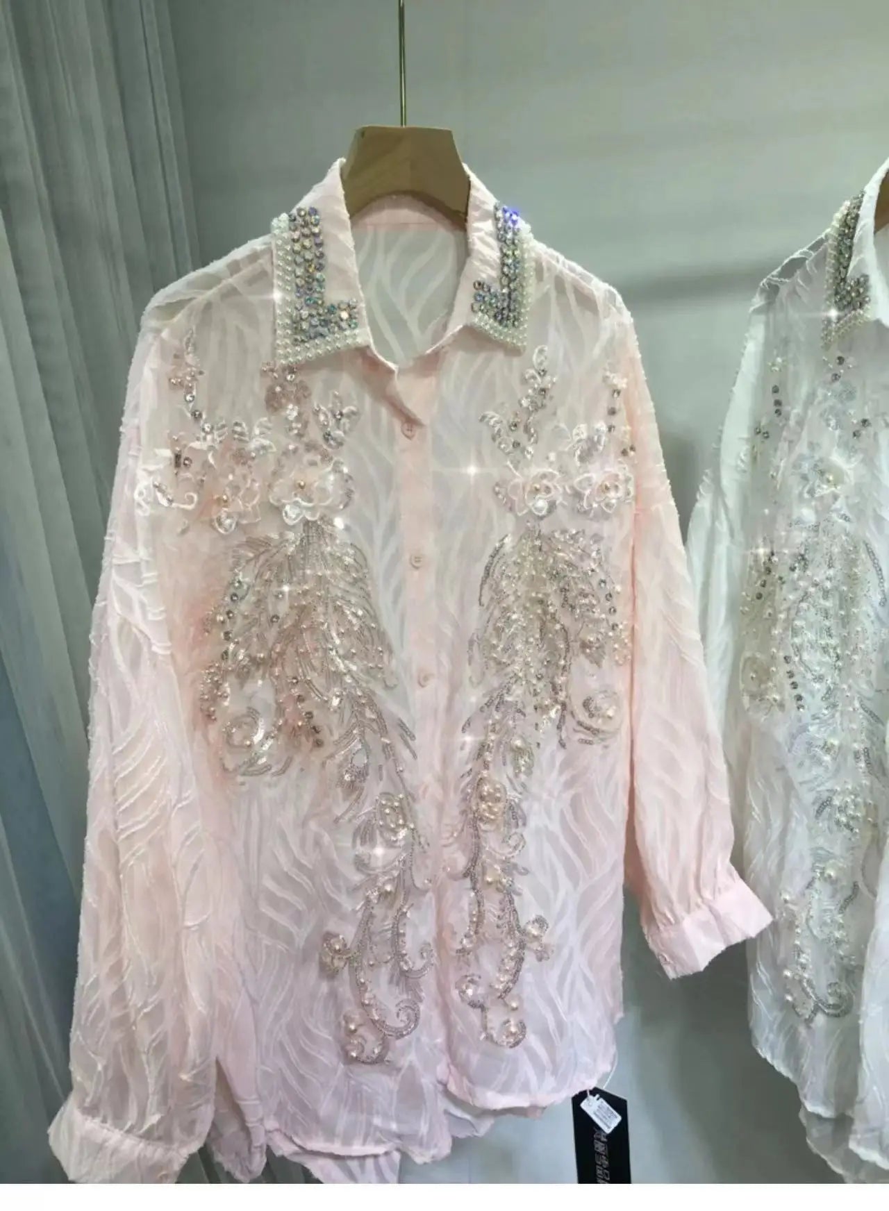 Novas blusas grandes com botões e lantejoulas e contas, camisas femininas de manga comprida, comprimento médio, rosa e branca