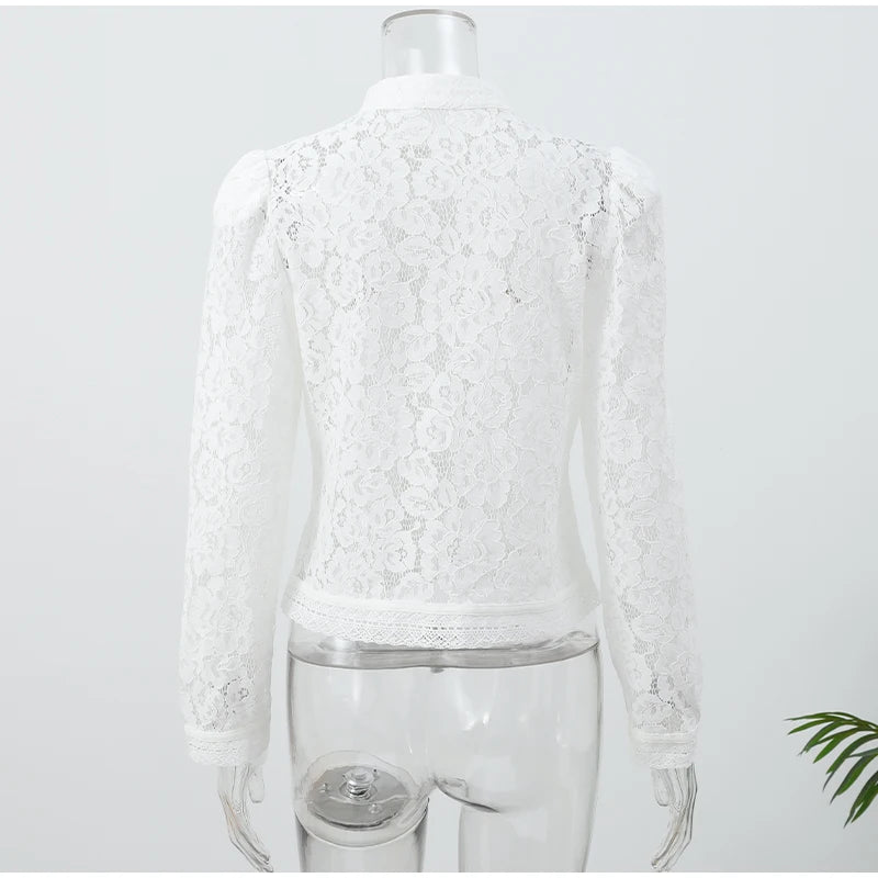 Camisa Feminina com Renda e Estampa Floral – Vintage